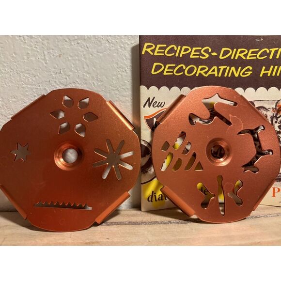 Vintage Mirro‎ Dial-A-Cookie Aluminum Press w/ 3 Discs With Recipe Book - Picture 3 of 6